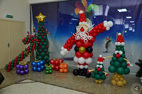 Фотозона Санта Клаус и елки из шаров - Фото 1