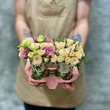 Композиция в кофейных стаканчиках с розами и лавандой - Фото 1