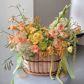 Корзина с цветами Luxury Flowers Праздничная