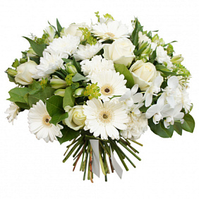 Букет из белых роз, гербер и хризантем