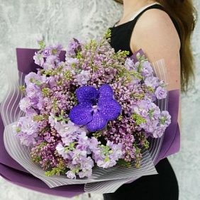 Букет из сирени, орхидеи и матиолы