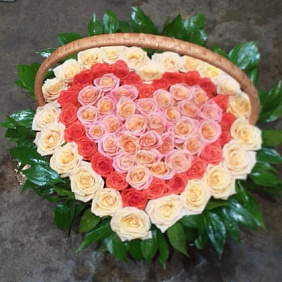 Корзина из 81 роза