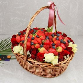 Корзина "31 роза с экзотическими фруктами и ягодной шапкой"