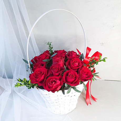 Корзина с красными розами и лентой - Фото 1