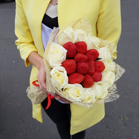 Букет Белая роза с клубникой - Фото 1