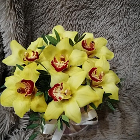 Коробочка с жёлтой орхидеей