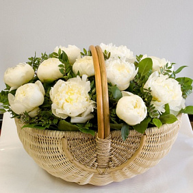 Корзина из пионов Белые пионы