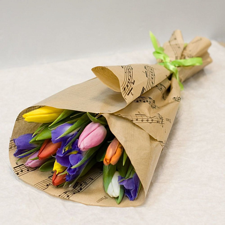 Букет из тюльпанов и ирисов Весенний - Фото 1