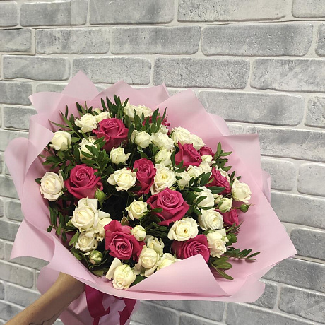 Красивый букет из роз и зелени  - Фото 1