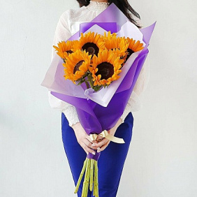 ЯРКИЙ МОНО-БУКЕТ ИЗ ПОДСОЛНУХОВ В ОРИГИНАЛЬНОЙ УПАКОВКЕ