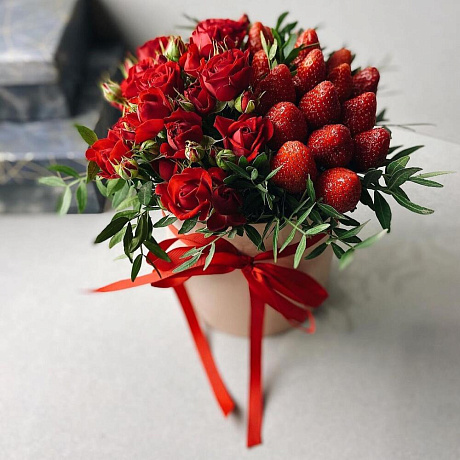 Цветы и клубника в коробке (розы красные) - Фото 1