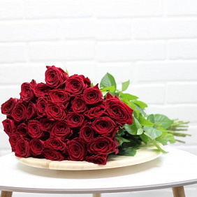 Траурный букет из 30 роз 70см