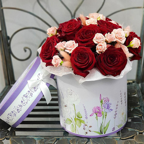 Букет из красных и розовых роз в шляпной коробке №2 - Фото 1