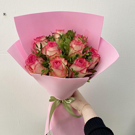 Букет из 9 роз Джумилия с зеленью - Фото 1