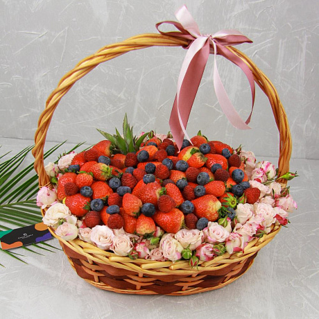 Корзина Кустовые розы с экзотическими фруктами и ягодной шапкой - Фото 1