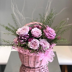 Корзина с цветами с парфюмированной кустовой розой