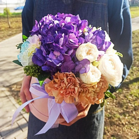 Цветы в коробке "Ванилла Шейк"