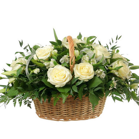 Букет из 15 белых роз с зеленью в корзине - Фото 1