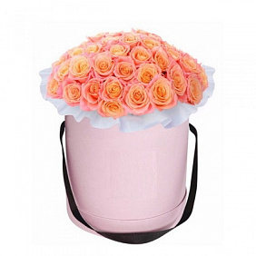 Букет из 19 роз Мисс Пигги в шляпной малой коробке