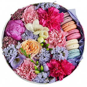 Цветы в коробке с макарони малая 4