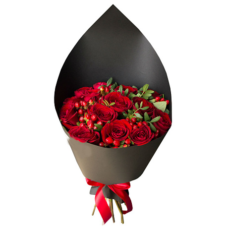 Букет из 15 красных роз и гиперикум в черном крафте - Фото 1