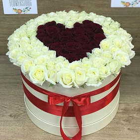 Коробка XXL из 101 белой и красной розы. Сердце из роз. N405