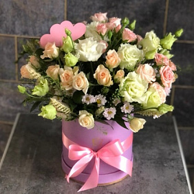 Цветы в коробке эустома и кустовая роза