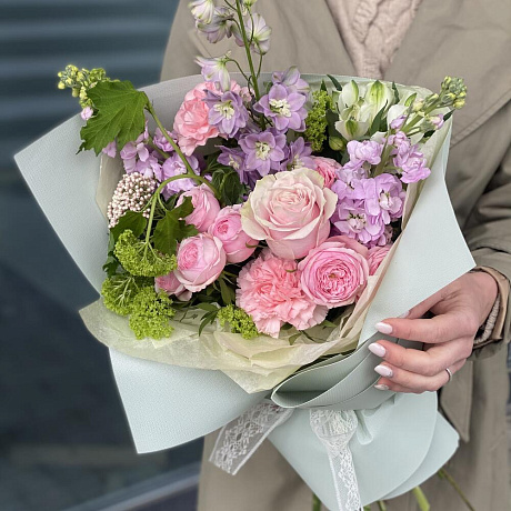 Букет Сиерра из дельфиниума, маттиолы, озотамнуса, вибурнума и роз - Фото 1