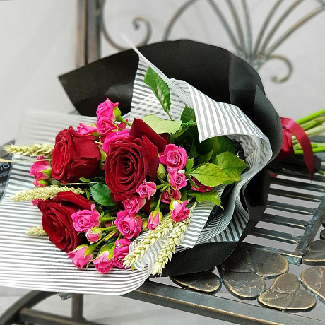 Букет из красных роз, кустовых роз и пшеницы - Фото 1