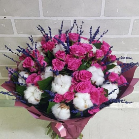 Букет 15 малиновых роз с лавандой