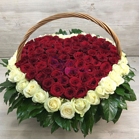 51 роза микс в форме сердца в корзине