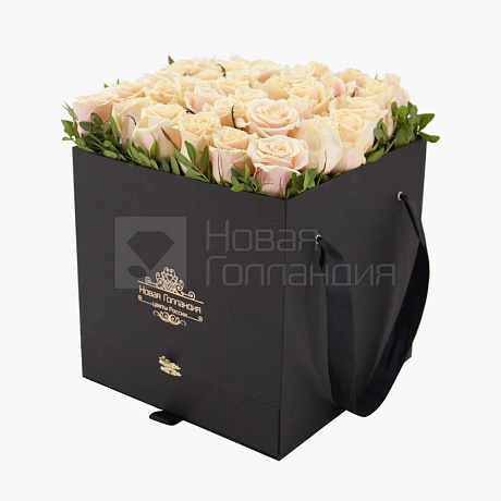 35 кремовых роз в большой черной коробке шкатулке с макарунсами №469 - Фото 1