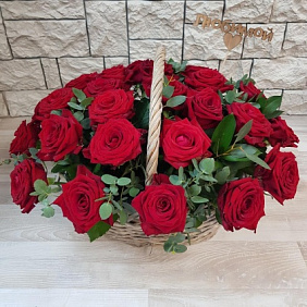 Корзина из 29 красных роз