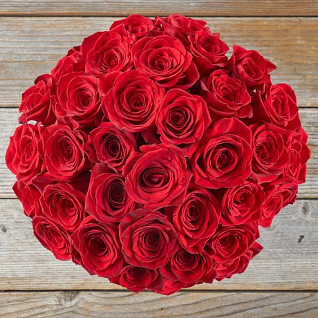 35 красных роз в большой розовой коробке шкатулке с макарунсами №462 - Фото 1