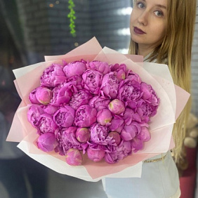 35 розовых пионов