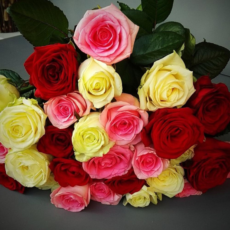 29 красных, белых и розовых роз 60 см - Фото 1