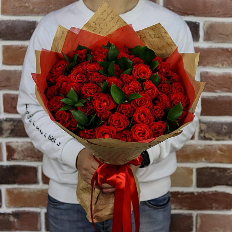 Букет из 51 алой розы с рускусом (50 см). N887 - Фото 1