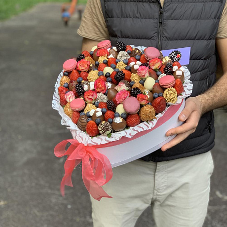 Коробка в форме сердца с клубниками - Фото 1