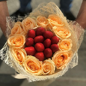 Букет. Кремовая ( бежевая ) Роза. Клубника N109