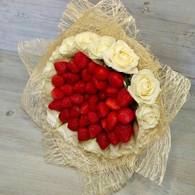 Клубника и розы