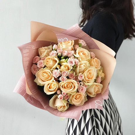 Авторский букет из кустовых и одноголовых роз Капризуля - Фото 1