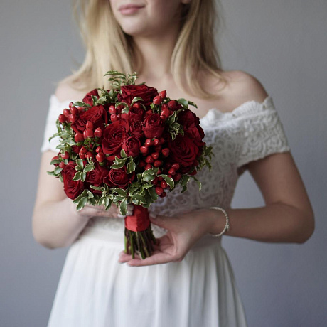 Букет невесты с миксом красных роз и гиперикумом - Фото 1