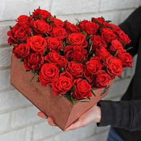 КОРОБКА В ФОРМЕ СЕРДЦА С ЦВЕТАМИ