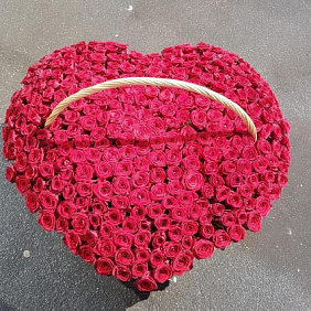 Корзина из 333 розы сердце 