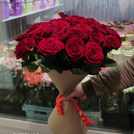 Роза красная крафт упаковке - Фото 1