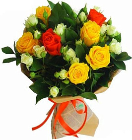 Букет из разноцветных роз с зеленью