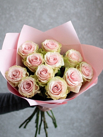 Букет нежных пионовидных роз