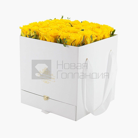 35 желтых роз в большой белой коробке шкатулке с макарунсами №467 - Фото 1