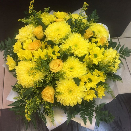 Солнечный букет с хризантемами - Фото 1