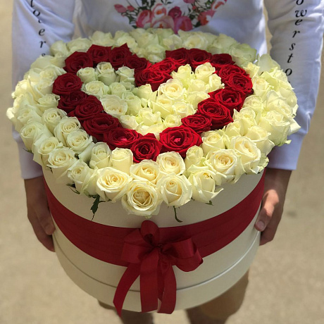 Коробка XXL из 101 белой и красной розы. Сердце из роз. N209 - Фото 1